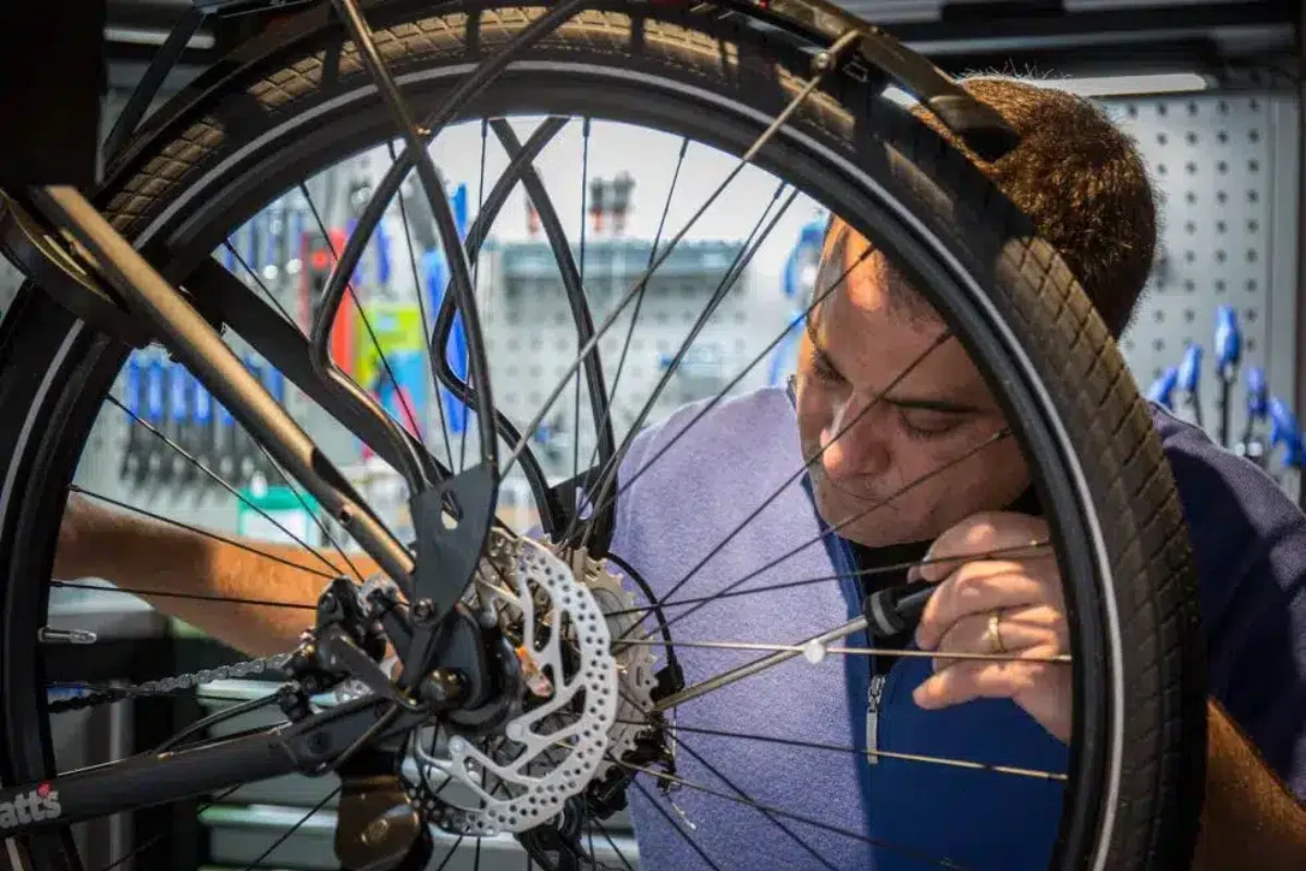 Comment devez-vous procéder pour dévoiler une roue de vélo ?
